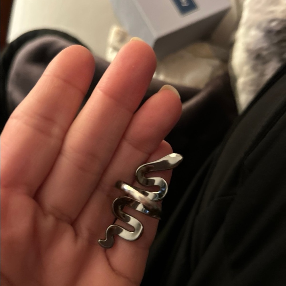 Taylor Swift official Black Reputation Snake Ring - Picture 3 of 9